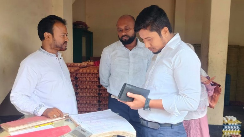 টাঙ্গাইলে বেশি দামে ডিম বিক্রি, ২ ব্যবসায়ীকে জরিমানা