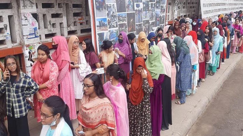 ছবির ক্যাপশন: ঢাকা বিশ্ববিদ্যালয়ের শিক্ষার্থীরা নিরাপদে সারিবদ্ধভাবে ভোট দানের অপেক্ষায়।