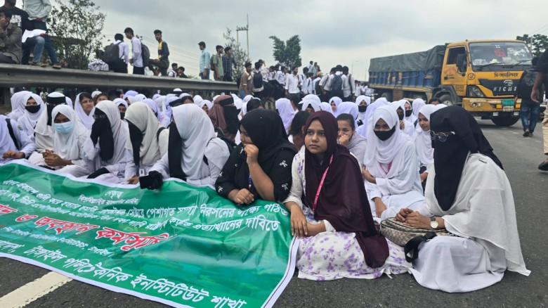 টাঙ্গাইল পলিটেকনিক শিক্ষার্থীদের ঢাকা-টাঙ্গাইল মহাসড়ক অবরোধ।