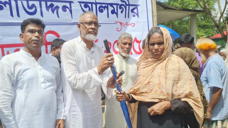 বাসাইলে দানবীর সালাউদ্দিন আলমগীরের ছাতা বিতরণ