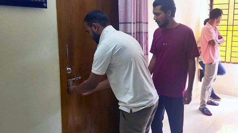 মওলানা ভাসানী বিশ্ববিদ্যালয়  রেজিস্ট্রারকে বের করে দিয়ে অফিস