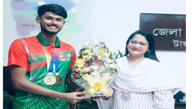 স্বর্ণপদক জয়ী বাকপ্রতিবন্ধী কাদেরের পাশে টাঙ্গাইলের জেলা প্র