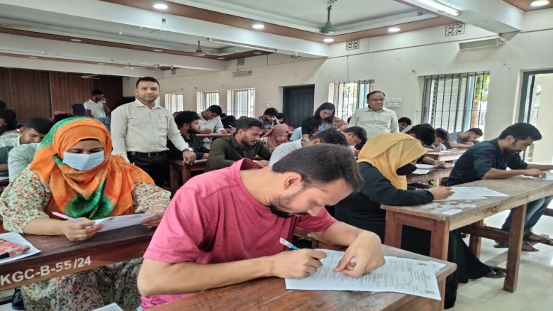 টাঙ্গাইলে "ফ্রিল্যান্সিং প্রশিক্ষণ" ভর্তি পরীক্ষা অনুষ্ঠিত