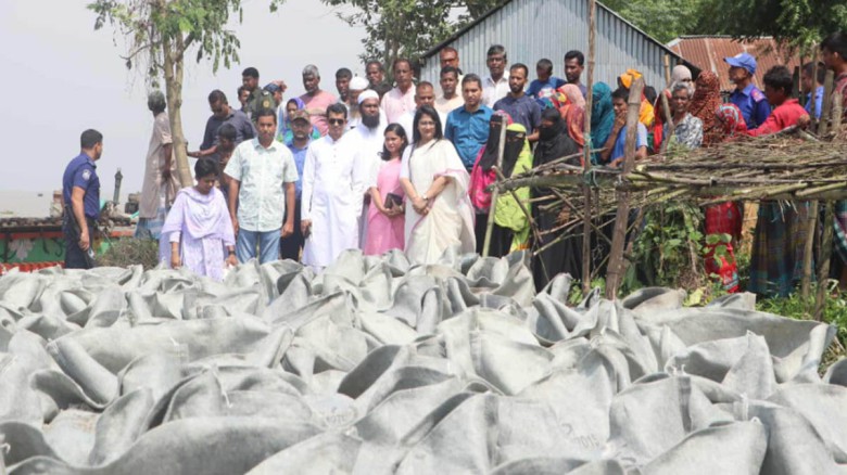 জেলা প্রশাসকের উদ্যোগে নদী ভাঙন থেকে রক্ষা পেলো ৫০০ পরিবার
