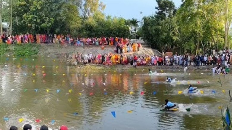 টাঙ্গাইলে ব্যতিক্রমী ‘পাতিল বাইচ’