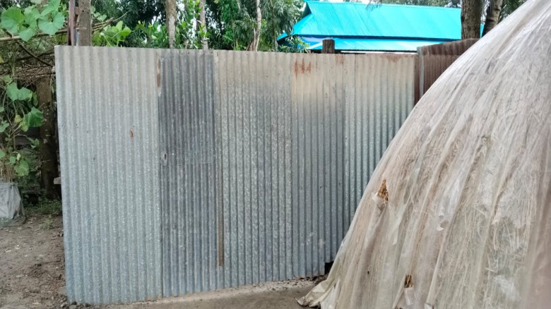 দেলদুয়ারে দুই ভাইয়ের জমি বিরোধে বেরিকেড,শিক্ষক পরিবার অবরুদ্