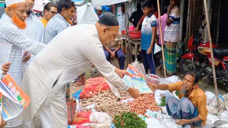 হুগড়া ইউনিয়নে বেগুনটাল হাটে টুকুর পক্ষে ভোট চেয়ে জনসাধারণ