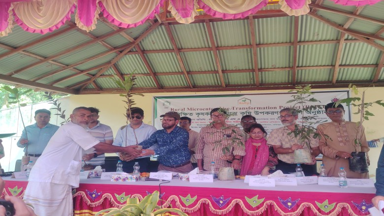 সখীপুরে কৃষি উপকরণ বিতরণ ও আলোচনা সভা