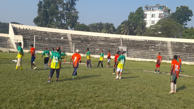 টাঙ্গাইলে শারদীয় প্রীতি ফুটবলে লাল দল ৩-১ গোলে জয়ী