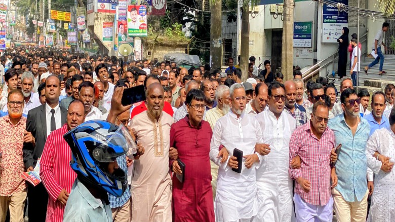 টাঙ্গাইলে টুকুর পক্ষে তারেক রহমানের ৩১ দফার লিফলেট বিতরণ