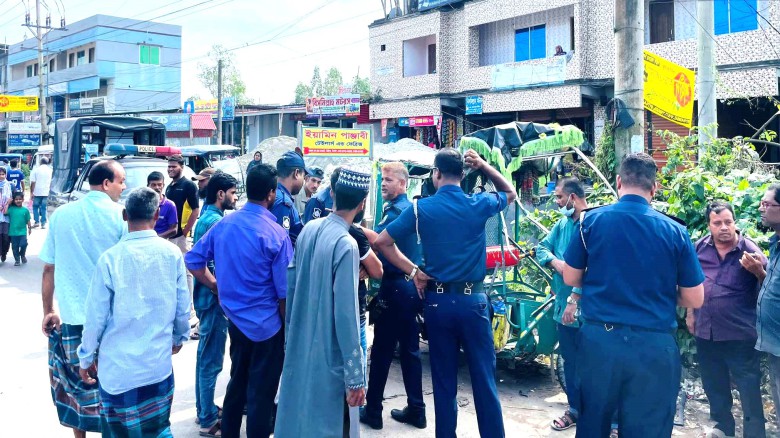 মির্জাপুরে যাত্রীবাহি বাসের চাপায় অটোরিকশার চালক ও যাত্রী নি