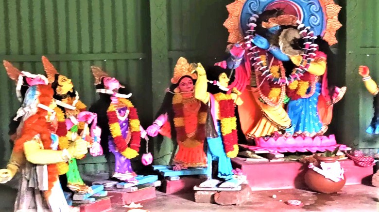 টাঙ্গাইলের এলেঙ্গায় রাধাগোবিন্দ রাসলীলা মন্দিরের ৯টি প্রতিমা