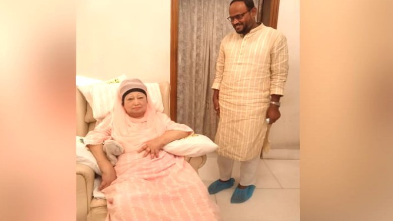 খালেদা জিয়াকে আমন্ত্রণপত্র পৌঁছে দিলেন টুকু