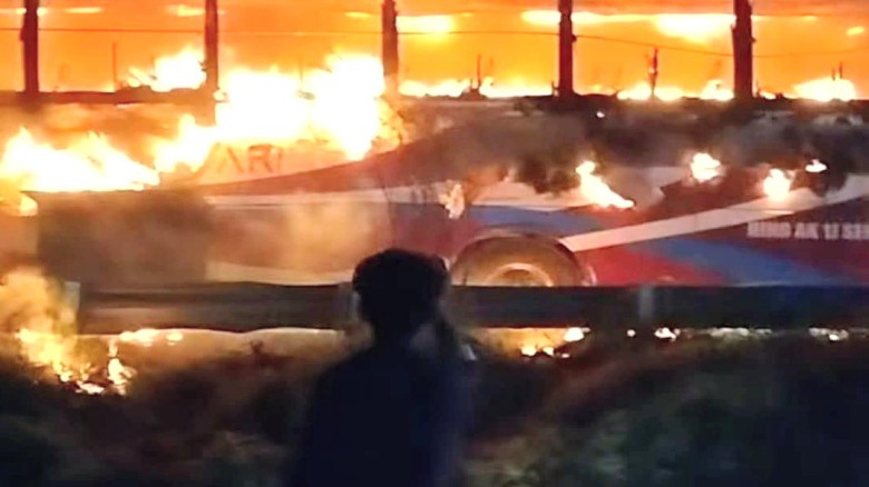 গভীর রাতে চলন্ত বাসে আগুন দিয়েছে দুর্বৃত্তরা