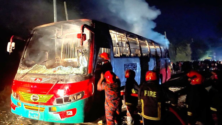 অসুস্থ বাবাকে দেখতে গিয়ে লাশ হলো জাহিদ ॥ বাসে আগুন দিয়েছে বি