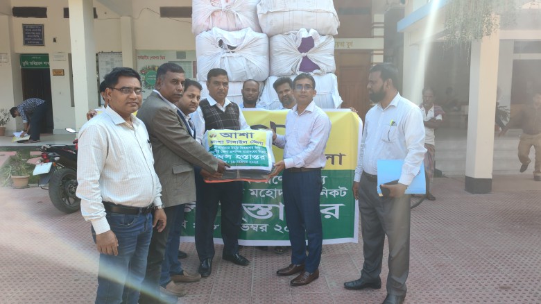 টাঙ্গাইলে  শীতার্ত মানুষের জন্য ‘আশা’র কম্বল হস্তান্তর