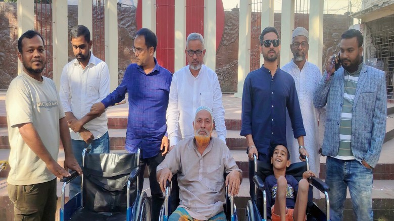 টাঙ্গাইলের সুলতান সালাউদ্দিন টুকুর পক্ষে প্রতিবন্ধীদের মাঝে 