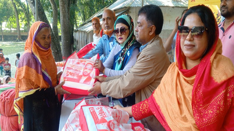 টাঙ্গাইলে সুলতান সালাউদ্দিন টুকুর পক্ষে শীতার্তদের মাঝে মহিল