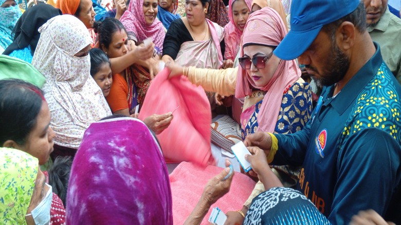 টাঙ্গাইলে শীতার্ত  মানুষের মাঝে বিনামূল্যে শীতবস্ত্র বিতরণ