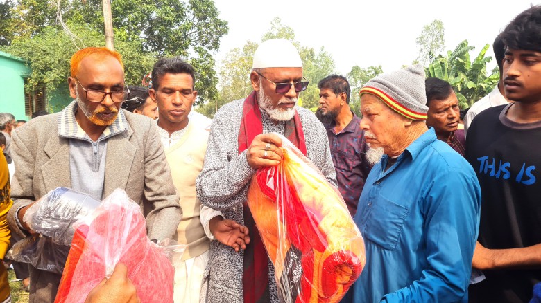 বাসাইলে দানবীর সালাউদ্দিন আলমগীরের শীতবস্ত্র বিতরণ