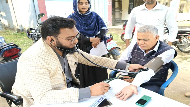 সখীপুরে বিনামূল্যে রক্তের গ্রুপ নির্ণয় ও স্বাস্থ্য পরীক্ষা