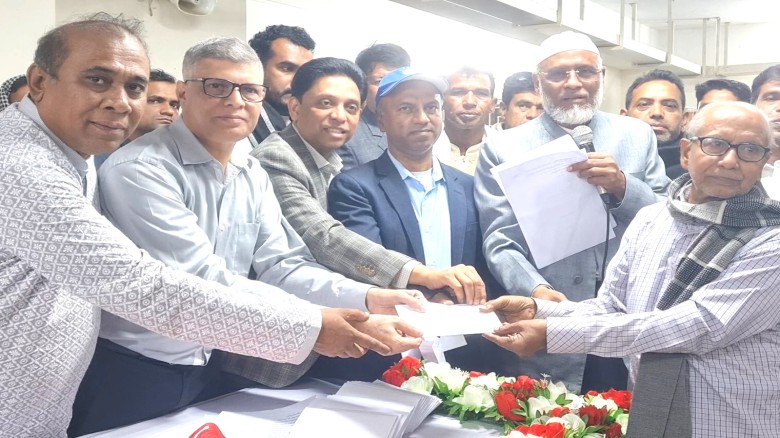 বাসাইলে দেড়শ’ মসজিদ ও মন্দিরে দানবীর সালাউদ্দিন আলমগীরের আর্