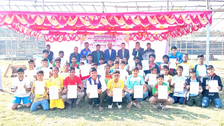 টাঙ্গাইলে ফুটবল প্রশিক্ষণ শেষে সনদপত্র বিতরণ