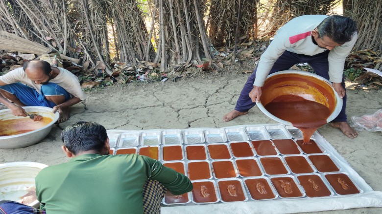 সখীপুরে খেজুর রসে পিঠা-পুলির পারিবারিক উৎসব