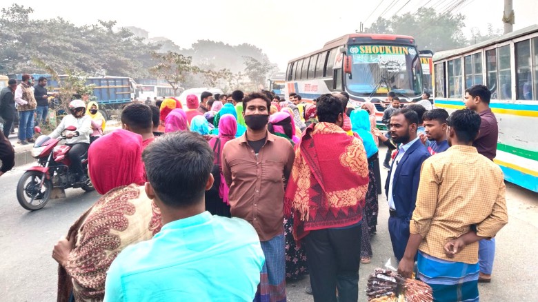 ভালুকায় কারখানা শ্রমিকদের মহাসড়ক অবরোধ