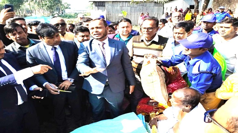 দীপুর গ্রামের বাড়িতে জেলা প্রশাসক