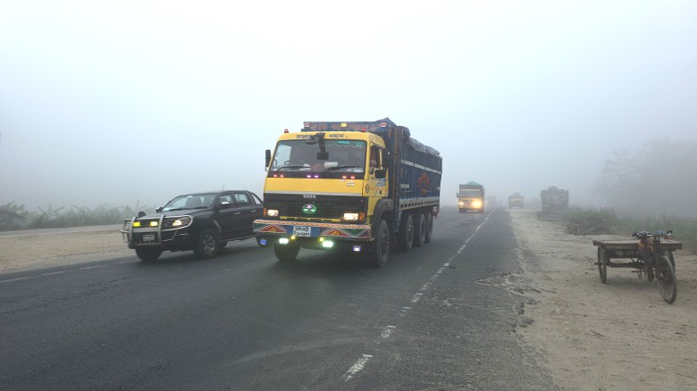 ঘনকুয়াশায় ঢাকা-টাঙ্গাইল-যমুনা সেতু মহাসড়কে হেডলাইট জ্বালিয়ে 