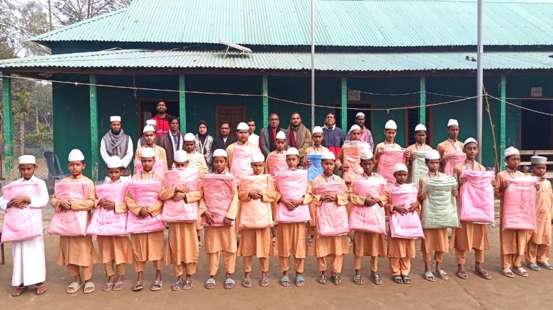 এতিম ও দু:স্থদের মাঝে  কালিহাতী নাগরিক অধিকার সুরক্ষা কমিটির