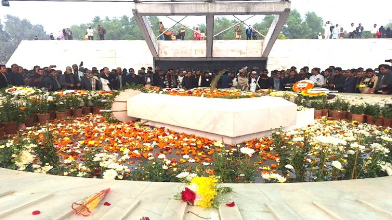 দোয়া, ফুলেল শ্রদ্ধা ও ভালোবাসায় সিক্ত খালেদা জিয়ার সমাধিস্থল