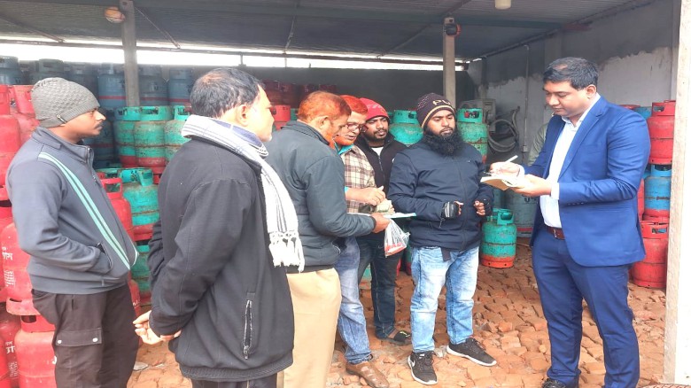 টাঙ্গাইলে অধিক দামে গ্যাস সিলিন্ডার বিক্রি করায় তিন ব্যাবসা