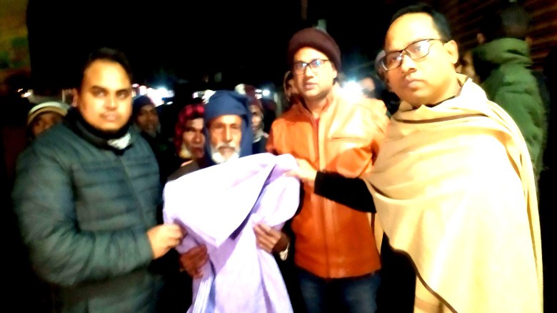 মধুপুরে গভীর রাতে কম্বল বিতরন করলেন উপজেলা নির্বাহী কর্মকর্ত