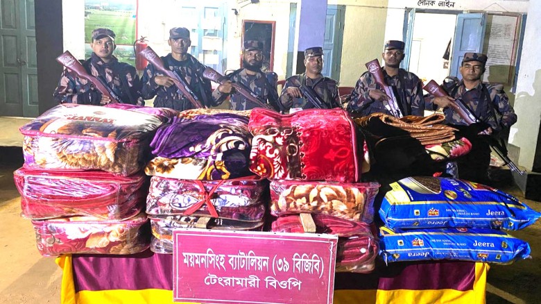 সীমান্তে বিজিবির অভিযানে ৪ লক্ষাধিক টাকার চোরাচালানি পণ্য আট