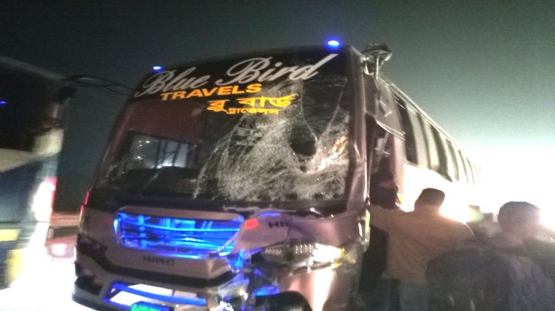 মির্জাপুরে দাঁড়িয়ে থাকা বাসে অন্য বাসের ধাক্কায় নিহত ১ জন