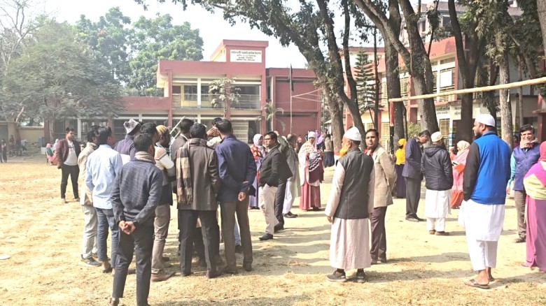 এক শিক্ষকের গলা চিপে ধরলেন আরেক শিক্ষক, প্রতিবাদে ক্লাস বর্জ