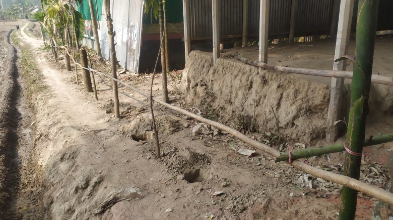 মধুপুর পূর্ব শত্রুতার জের ধরে চলাচলের  রাস্তা বন্ধ করে  দিলো