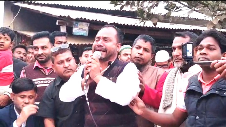 পথসভায় কেঁদে মাটিতে লুটিয়ে পড়ে ভোট চাইলেন যুবদল নেতা, পেলেন 