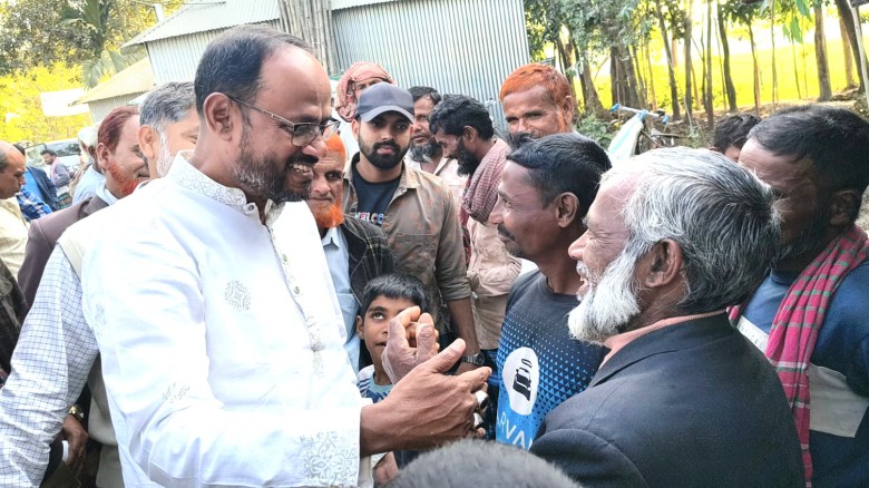 ভোটের জন্য গ্রামে গ্রামে ছুটছেন সালাউদ্দিন টুকু, তুলে ধরছেন 