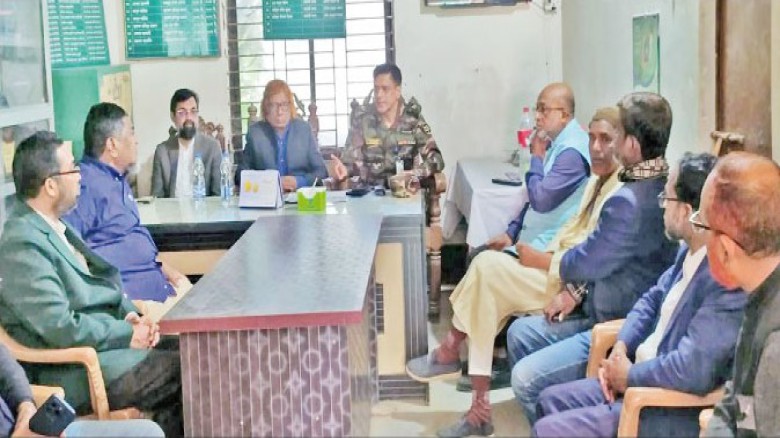 ছবির ক্যাপশন: মধুপুরে জাতীয় সংসদ নির্বাচন নিয়ে সেনা কর্মকর্তার সাথে সাংবাদিকদের মত বিনিময় সভা