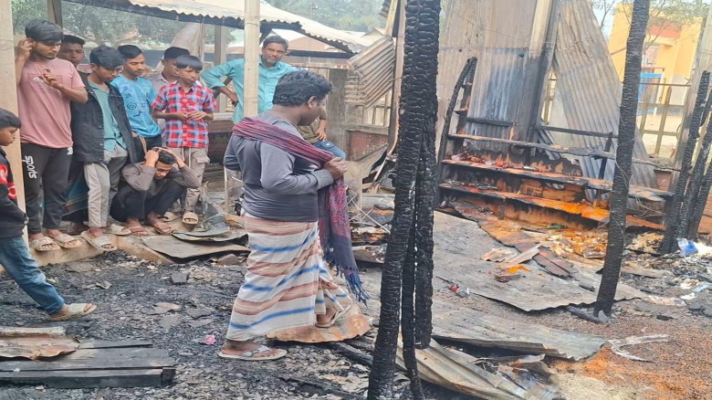 সখীপুরে গভীর রাতের অগ্নিকাণ্ডে ২ দোকান পুড়ে ছাই