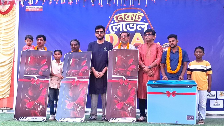 টাঙ্গাইলে ৫ ক্রেতাকে ওয়ালটনের উপহার হস্তান্তর