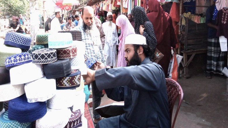 ঈদে জমে উঠেছে ভূঞাপুরে ফুটপাতের কাপড়ের দোকান