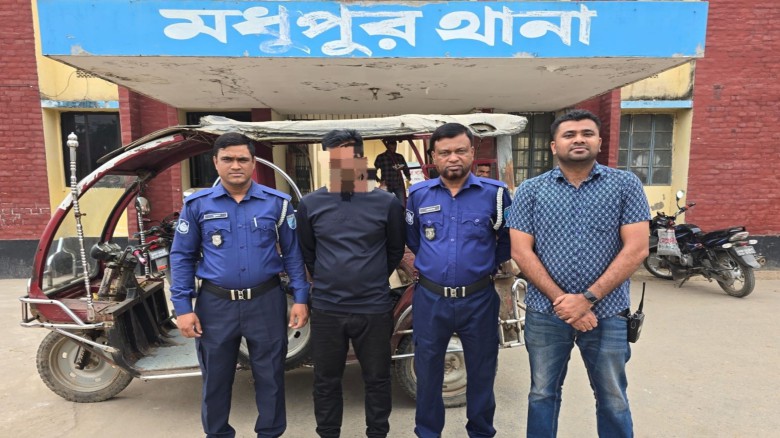 মধুপুরে  অটো চুরির মামলার রহস্য উদঘাটন চোর গ্রেফতার