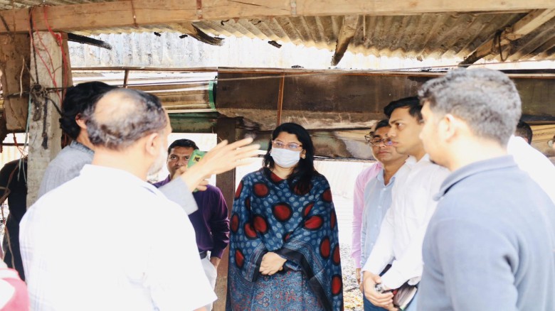 বেবিস্ট্যান্ড কাঁচাবাজারে অগ্নিকাণ্ডে পুড়ে ছাই ১২ দোকান সহায়তার আশ্বাস দিলেন জেলা প্রশাসকের