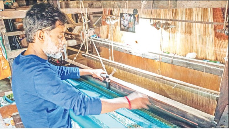 মন্দা কাটিয়ে ঘুরে দাঁড়াচ্ছে টাঙ্গাইলের তাঁতপল্লি, লক্ষ্য ৩৫০