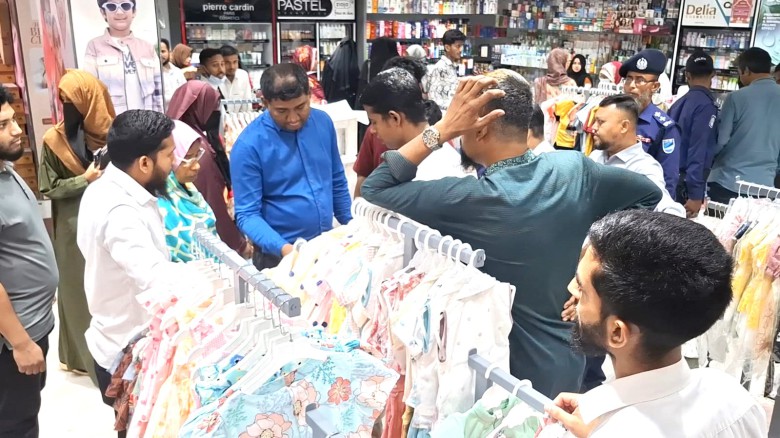 টাঙ্গাইল শহরে তিন শোরুমকে লাখ টাকা জরিমানা