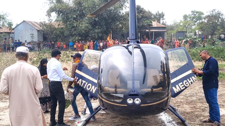 স্বপ্ন পূরণে হেলিকপ্টারে বাড়ি ফিরলেন প্রবাসী